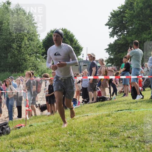 15.06.2025 - 27. Vierlanden-Triathlon KatJ http://msf.ph/oto/8002609 15.06.2025 09:58:33 Schwimmen 345 meine-sportfotos.de