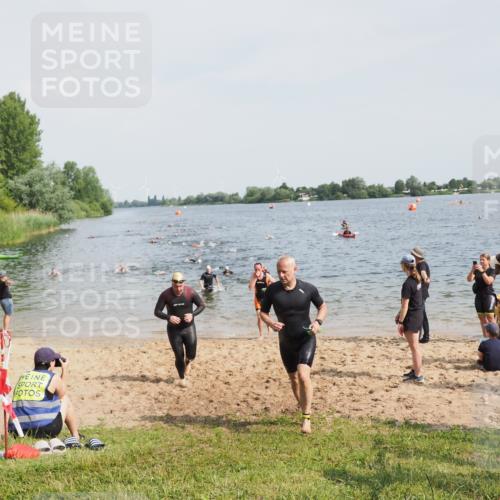 21.06.2025 - 27. Vierlanden-Triathlon MichiJ http://msf.ph/oto/8002619 15.06.2026 10:05:21 Schwimmen 364, 382, 384, 393, 402, 409, 456 meine-sportfotos.de