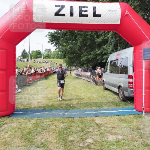 21.06.2025 - 27. Vierlanden-Triathlon MichiJ http://msf.ph/oto/8002624 15.06.2026 11:26:48 Ziel 435 meine-sportfotos.de