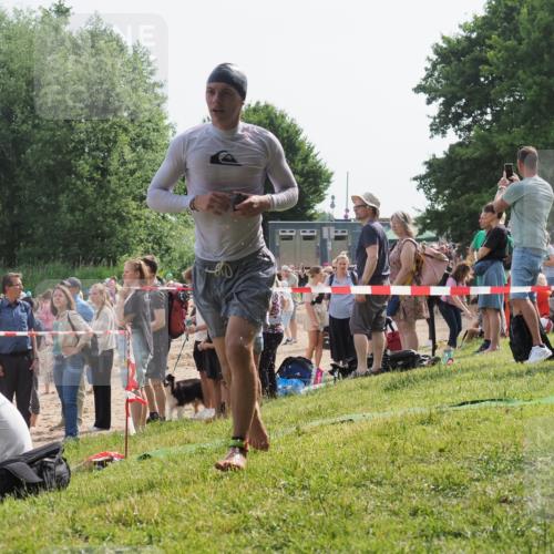 15.06.2025 - 27. Vierlanden-Triathlon KatJ http://msf.ph/oto/8002627 15.06.2025 09:58:33 Schwimmen 345 meine-sportfotos.de