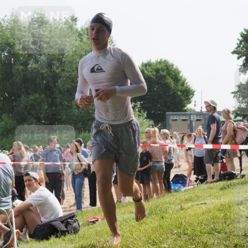 15.06.2025 - 27. Vierlanden-Triathlon KatJ http://msf.ph/oto/8002658 15.06.2025 09:58:34 Schwimmen 345 meine-sportfotos.de