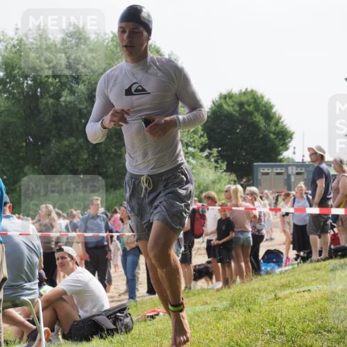 15.06.2025 - 27. Vierlanden-Triathlon KatJ http://msf.ph/oto/8002667 15.06.2025 09:58:34 Schwimmen 345 meine-sportfotos.de