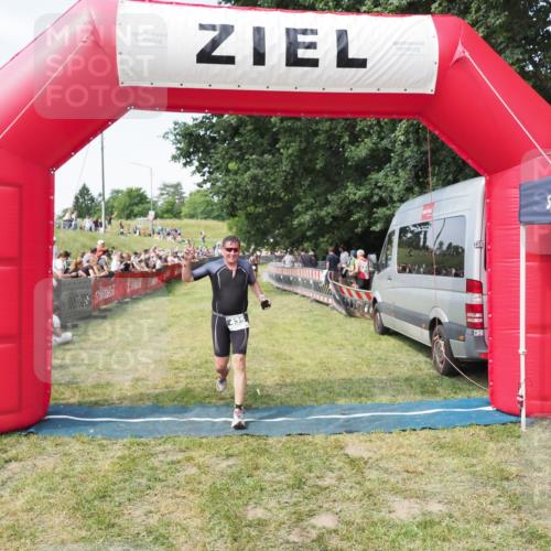 21.06.2025 - 27. Vierlanden-Triathlon MichiJ http://msf.ph/oto/8002670 15.06.2026 11:26:49 Ziel 435 meine-sportfotos.de