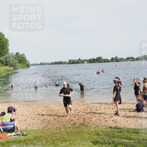 21.06.2025 - 27. Vierlanden-Triathlon MichiJ http://msf.ph/oto/8002684 15.06.2026 10:05:27 Schwimmen 378, 393, 402, 409, 456 meine-sportfotos.de
