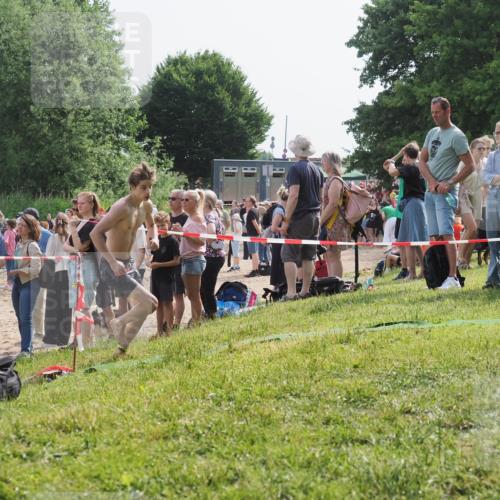 15.06.2025 - 27. Vierlanden-Triathlon KatJ http://msf.ph/oto/8002686 15.06.2025 09:58:45 Schwimmen 269 meine-sportfotos.de
