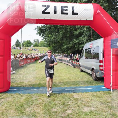 21.06.2025 - 27. Vierlanden-Triathlon MichiJ http://msf.ph/oto/8002696 15.06.2026 11:26:49 Ziel 435 meine-sportfotos.de