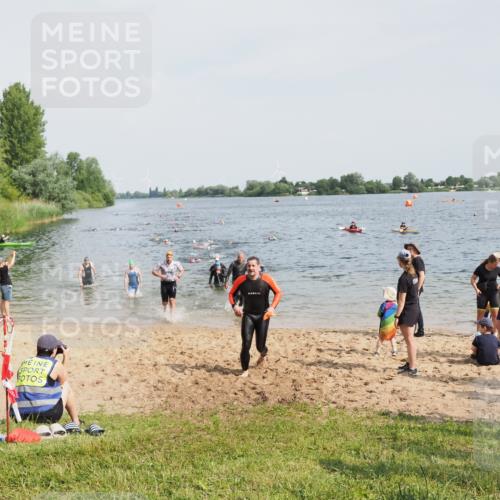 21.06.2025 - 27. Vierlanden-Triathlon MichiJ http://msf.ph/oto/8002758 15.06.2026 10:05:34 Schwimmen 366, 378, 401, 409, 413 meine-sportfotos.de