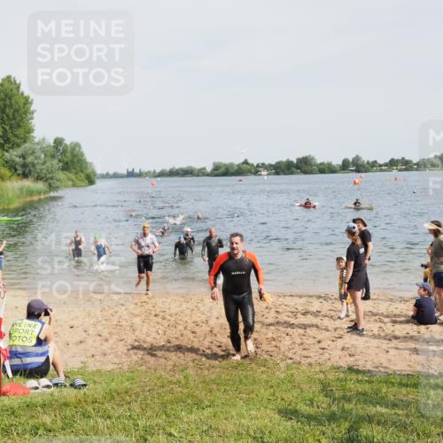 21.06.2025 - 27. Vierlanden-Triathlon MichiJ http://msf.ph/oto/8002813 15.06.2026 10:05:35 Schwimmen 366, 378, 401, 409, 413 meine-sportfotos.de
