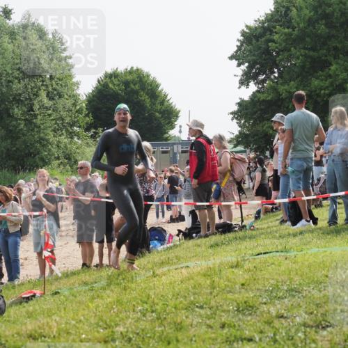 15.06.2025 - 27. Vierlanden-Triathlon KatJ http://msf.ph/oto/8002840 15.06.2025 09:59:49 Schwimmen 266 meine-sportfotos.de