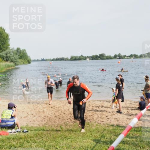 21.06.2025 - 27. Vierlanden-Triathlon MichiJ http://msf.ph/oto/8002866 15.06.2026 10:05:36 Schwimmen 366, 378, 401, 413 meine-sportfotos.de