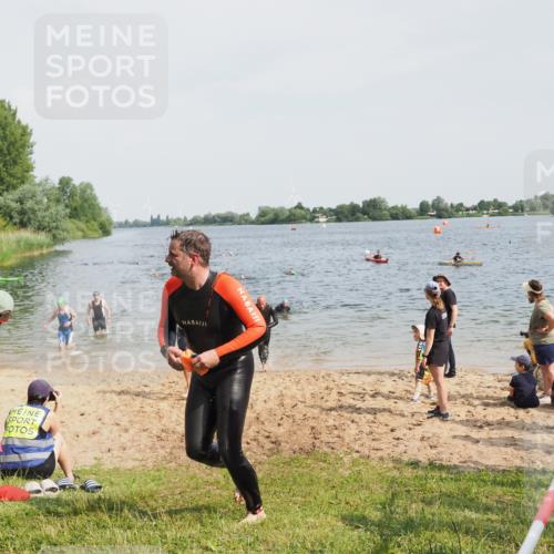 21.06.2025 - 27. Vierlanden-Triathlon MichiJ http://msf.ph/oto/8002879 15.06.2026 10:05:36 Schwimmen 366, 378, 401, 413 meine-sportfotos.de