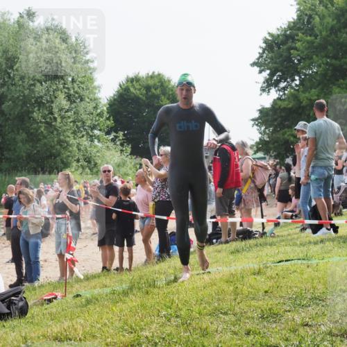 15.06.2025 - 27. Vierlanden-Triathlon KatJ http://msf.ph/oto/8002917 15.06.2025 09:59:50 Schwimmen 266 meine-sportfotos.de