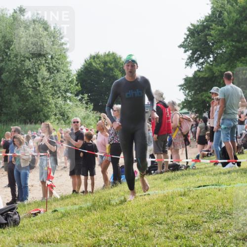 15.06.2025 - 27. Vierlanden-Triathlon KatJ http://msf.ph/oto/8002930 15.06.2025 09:59:50 Schwimmen 266 meine-sportfotos.de