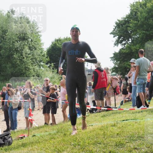 15.06.2025 - 27. Vierlanden-Triathlon KatJ http://msf.ph/oto/8002950 15.06.2025 09:59:51 Schwimmen 266 meine-sportfotos.de