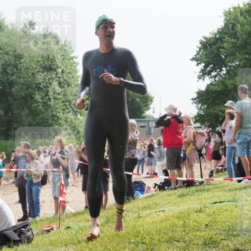 15.06.2025 - 27. Vierlanden-Triathlon KatJ http://msf.ph/oto/8003015 15.06.2025 09:59:52 Schwimmen 266, 351, 358 meine-sportfotos.de