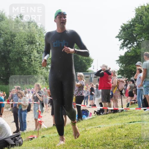 15.06.2025 - 27. Vierlanden-Triathlon KatJ http://msf.ph/oto/8003030 15.06.2025 09:59:52 Schwimmen 266, 351, 358 meine-sportfotos.de