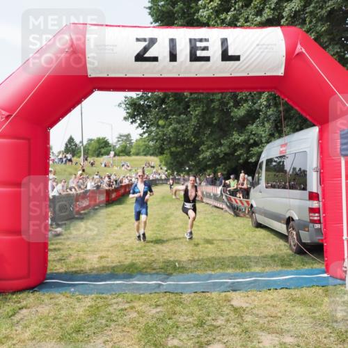 21.06.2025 - 27. Vierlanden-Triathlon MichiJ http://msf.ph/oto/8003042 15.06.2026 11:27:09 Ziel 362 meine-sportfotos.de