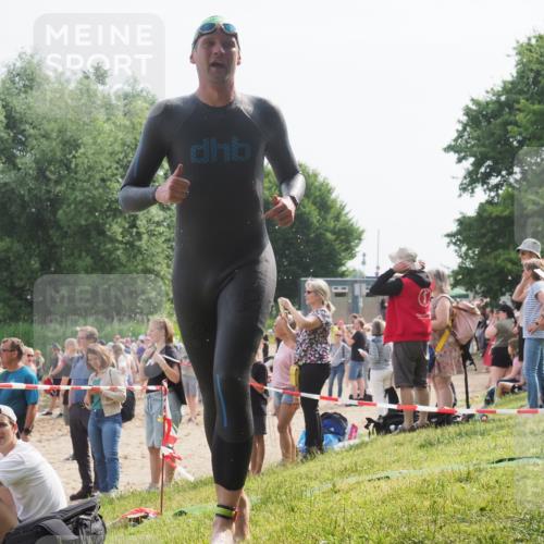 15.06.2025 - 27. Vierlanden-Triathlon KatJ http://msf.ph/oto/8003054 15.06.2025 09:59:52 Schwimmen 266, 351, 358 meine-sportfotos.de