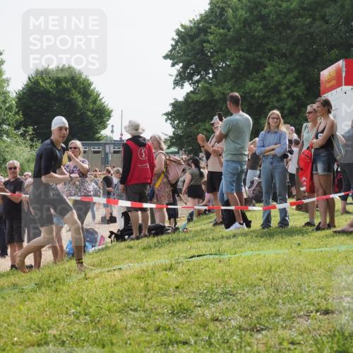 15.06.2025 - 27. Vierlanden-Triathlon KatJ http://msf.ph/oto/8003069 15.06.2025 09:59:58 Schwimmen 266, 351, 358 meine-sportfotos.de