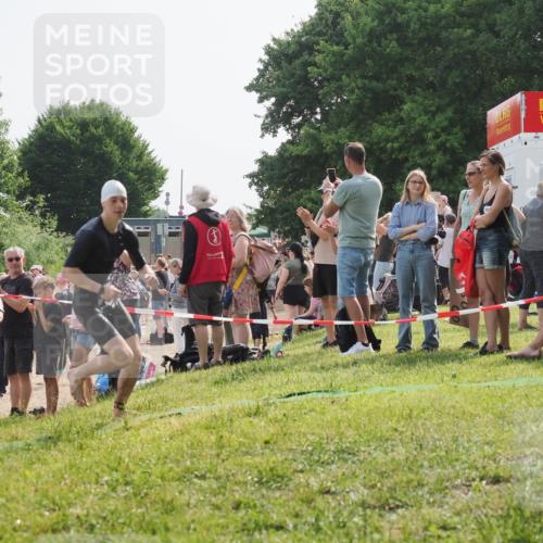 15.06.2025 - 27. Vierlanden-Triathlon KatJ http://msf.ph/oto/8003086 15.06.2025 09:59:58 Schwimmen 266, 351, 358 meine-sportfotos.de