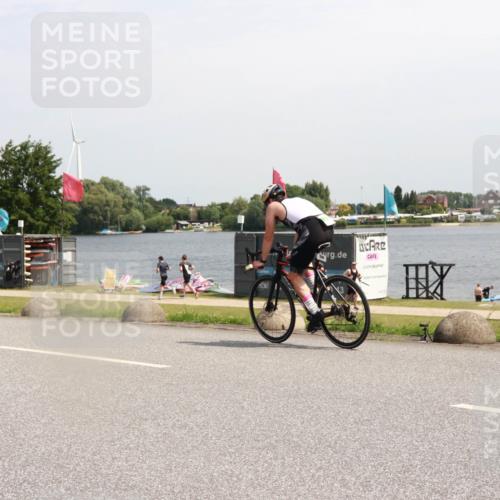 21.06.2025 - 27. Vierlanden-Triathlon H.Heesch http://msf.ph/oto/8003113 15.06.2025 11:47:50 Radfahren 82, 108, 829 meine-sportfotos.de