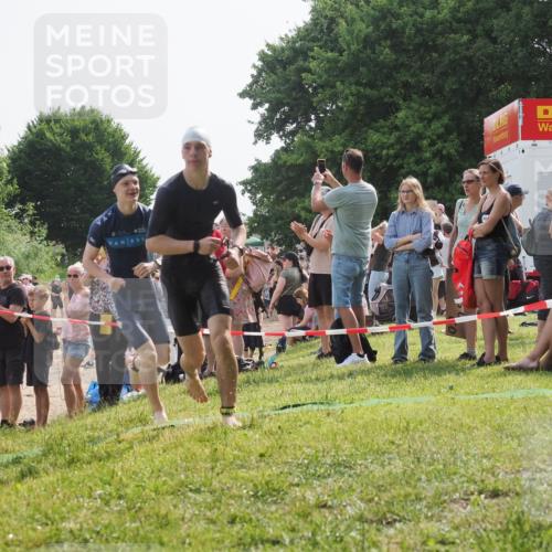 15.06.2025 - 27. Vierlanden-Triathlon KatJ http://msf.ph/oto/8003121 15.06.2025 09:59:59 Schwimmen 266, 351, 358 meine-sportfotos.de
