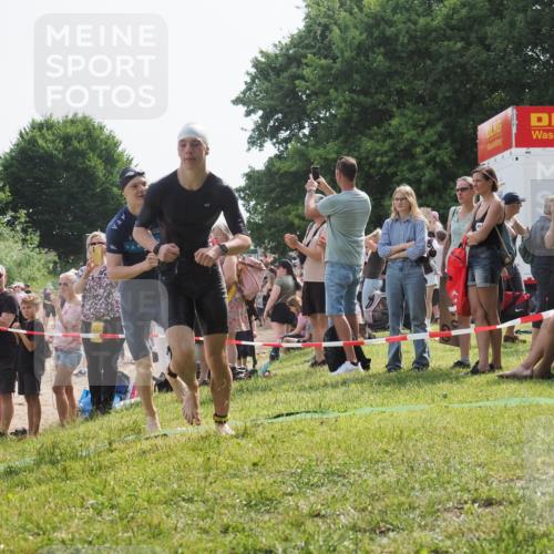 15.06.2025 - 27. Vierlanden-Triathlon KatJ http://msf.ph/oto/8003132 15.06.2025 09:59:59 Schwimmen 266, 351, 358 meine-sportfotos.de