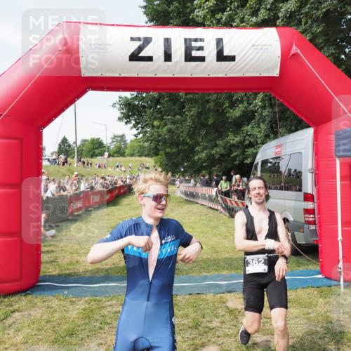 21.06.2025 - 27. Vierlanden-Triathlon MichiJ http://msf.ph/oto/8003165 15.06.2026 11:27:10 Ziel 362 meine-sportfotos.de