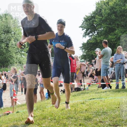 15.06.2025 - 27. Vierlanden-Triathlon KatJ http://msf.ph/oto/8003168 15.06.2025 10:00:00 Schwimmen 351, 358 meine-sportfotos.de