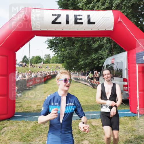 21.06.2025 - 27. Vierlanden-Triathlon MichiJ http://msf.ph/oto/8003181 15.06.2026 11:27:10 Ziel 362 meine-sportfotos.de