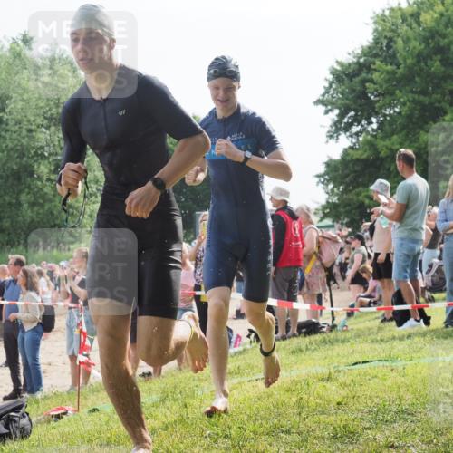 15.06.2025 - 27. Vierlanden-Triathlon KatJ http://msf.ph/oto/8003182 15.06.2025 10:00:00 Schwimmen 351, 358 meine-sportfotos.de
