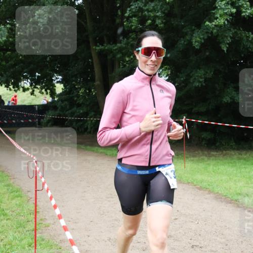 21.06.2025 - 27. Vierlanden-Triathlon Lena Gebhardt http://msf.ph/oto/8003198 15.06.2025 14:15:38 Laufen  meine-sportfotos.de