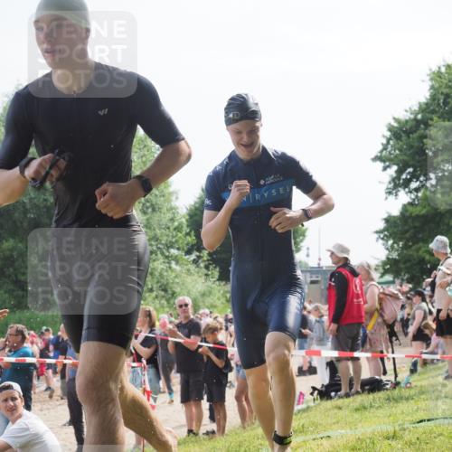 15.06.2025 - 27. Vierlanden-Triathlon KatJ http://msf.ph/oto/8003206 15.06.2025 10:00:00 Schwimmen 351, 358 meine-sportfotos.de