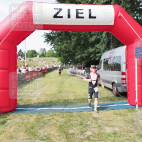 21.06.2025 - 27. Vierlanden-Triathlon MichiJ http://msf.ph/oto/8003209 15.06.2026 11:27:19 Ziel 369, 490 meine-sportfotos.de