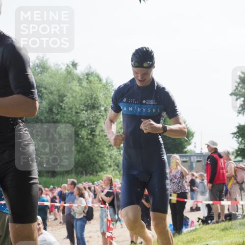 15.06.2025 - 27. Vierlanden-Triathlon KatJ http://msf.ph/oto/8003231 15.06.2025 10:00:00 Schwimmen 351, 358 meine-sportfotos.de