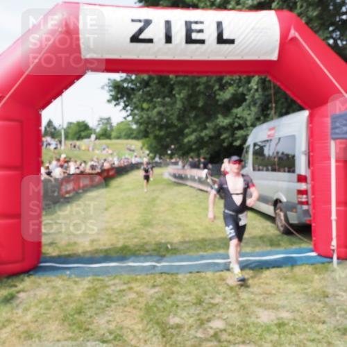 21.06.2025 - 27. Vierlanden-Triathlon MichiJ http://msf.ph/oto/8003233 15.06.2026 11:27:19 Ziel 369, 490 meine-sportfotos.de