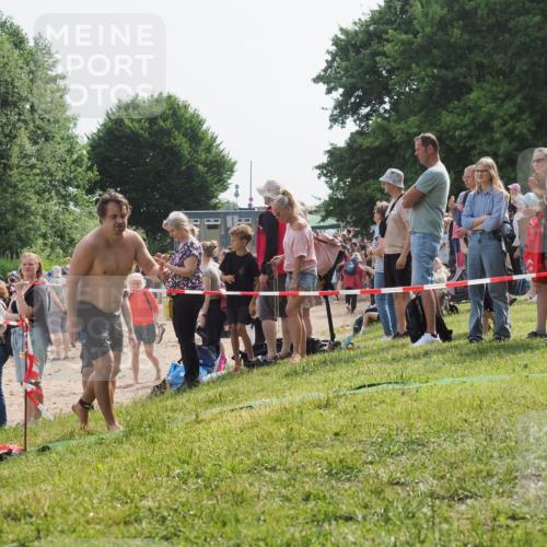 15.06.2025 - 27. Vierlanden-Triathlon KatJ http://msf.ph/oto/8003251 15.06.2025 10:00:17 Schwimmen 290 meine-sportfotos.de