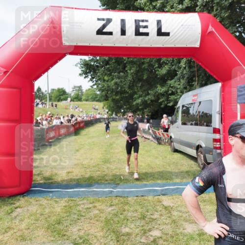 21.06.2025 - 27. Vierlanden-Triathlon MichiJ http://msf.ph/oto/8003267 15.06.2026 11:27:22 Ziel 369, 490, 565 meine-sportfotos.de
