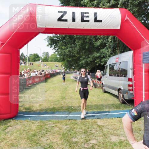 21.06.2025 - 27. Vierlanden-Triathlon MichiJ http://msf.ph/oto/8003307 15.06.2026 11:27:22 Ziel 369, 490, 565 meine-sportfotos.de
