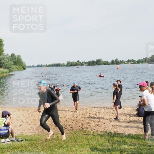 21.06.2025 - 27. Vierlanden-Triathlon MichiJ http://msf.ph/oto/8003320 15.06.2026 10:05:49 Schwimmen 372, 392, 401, 435, 442, 450, 458 meine-sportfotos.de