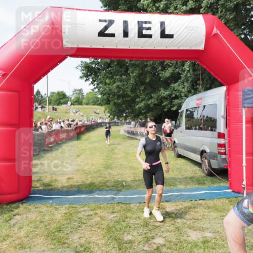 21.06.2025 - 27. Vierlanden-Triathlon MichiJ http://msf.ph/oto/8003345 15.06.2026 11:27:23 Ziel 369, 490, 565 meine-sportfotos.de