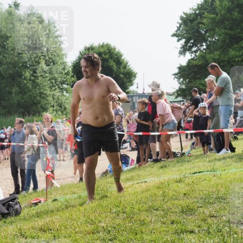 15.06.2025 - 27. Vierlanden-Triathlon KatJ http://msf.ph/oto/8003399 15.06.2025 10:00:19 Schwimmen 290 meine-sportfotos.de
