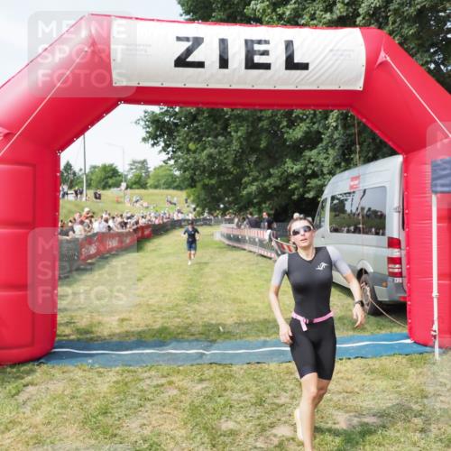 21.06.2025 - 27. Vierlanden-Triathlon MichiJ http://msf.ph/oto/8003409 15.06.2026 11:27:23 Ziel 369, 490, 565 meine-sportfotos.de
