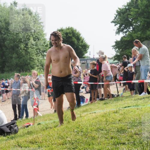 15.06.2025 - 27. Vierlanden-Triathlon KatJ http://msf.ph/oto/8003413 15.06.2025 10:00:19 Schwimmen 290 meine-sportfotos.de
