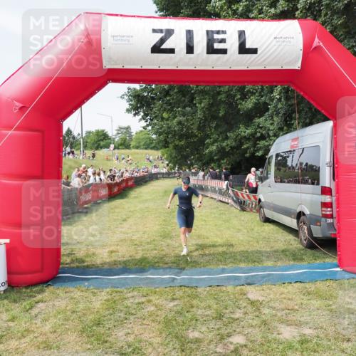21.06.2025 - 27. Vierlanden-Triathlon MichiJ http://msf.ph/oto/8003428 15.06.2026 11:27:26 Ziel 490, 565 meine-sportfotos.de