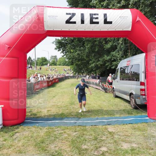21.06.2025 - 27. Vierlanden-Triathlon MichiJ http://msf.ph/oto/8003441 15.06.2026 11:27:26 Ziel 490, 565 meine-sportfotos.de
