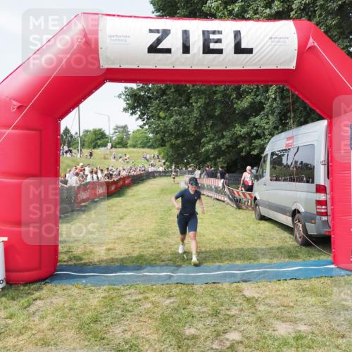 21.06.2025 - 27. Vierlanden-Triathlon MichiJ http://msf.ph/oto/8003456 15.06.2026 11:27:26 Ziel 490, 565 meine-sportfotos.de