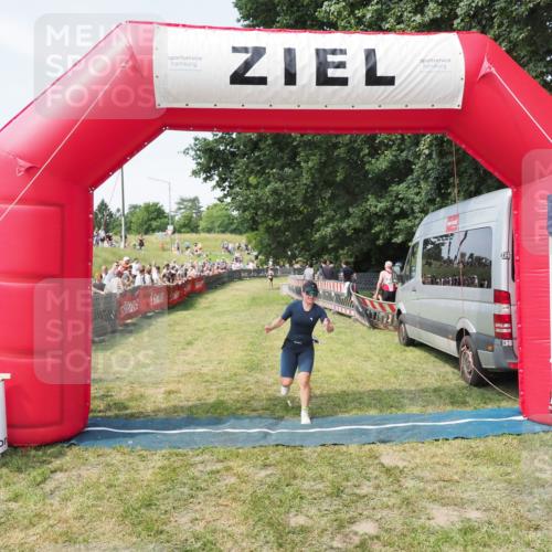 21.06.2025 - 27. Vierlanden-Triathlon MichiJ http://msf.ph/oto/8003470 15.06.2026 11:27:26 Ziel 490, 565 meine-sportfotos.de