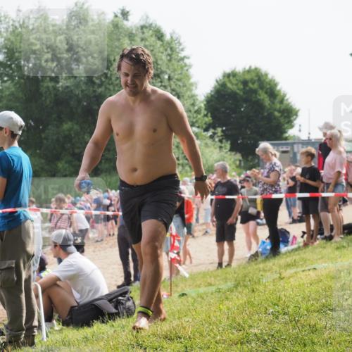 15.06.2025 - 27. Vierlanden-Triathlon KatJ http://msf.ph/oto/8003488 15.06.2025 10:00:20 Schwimmen 290 meine-sportfotos.de