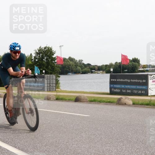 15.06.2025 - 27. Vierlanden-Triathlon H.Heesch http://msf.ph/oto/8003496 15.06.2025 10:29:45 Radfahren 21, 82, 262, 495, 558 meine-sportfotos.de